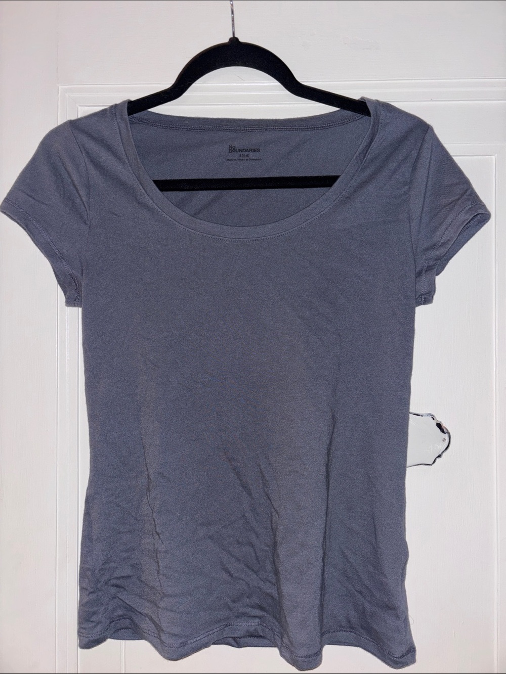 No Boundaries Women's Scoop Neck Short Sleeve Tee - Slate Gray